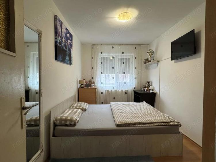 3 cam, bloc caramida, etaj 4 cu acoperis, str. Unirii - 12