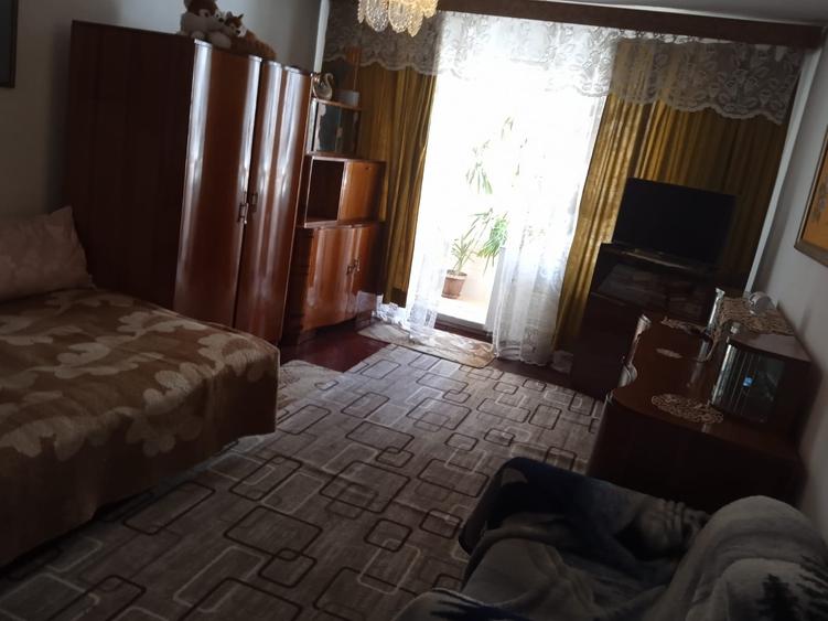 Inchiriez in Tudor, apartament cu 2 camere, et.1, decomandat, CT. proprie, mobil - 3