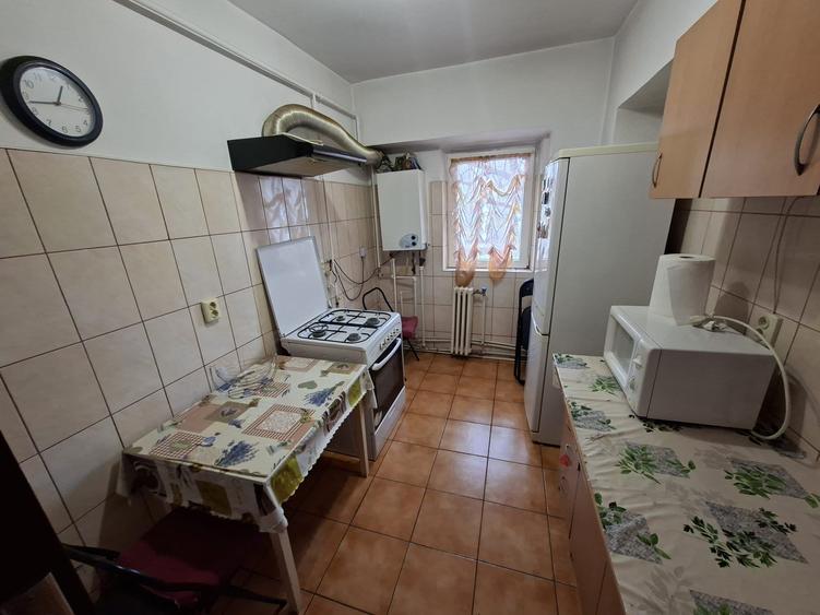 Apartament cu 4 camere, decomandat, etaj 2/4, zona Dacia - 6