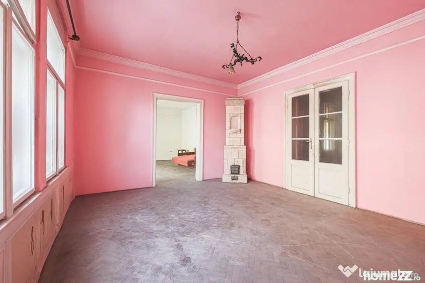 Casă cu 12 camere cu Teren 565 Mp în Ultracentral