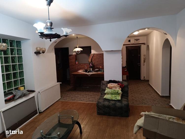 Apartament cu 4 camere decomandat în Est