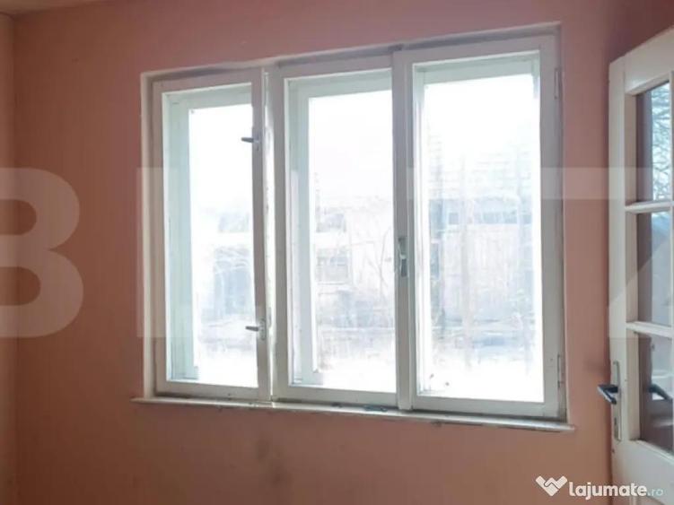 Casa cu 3 camere, bucatarie si baie, 105 mp ?i un teren de - 4