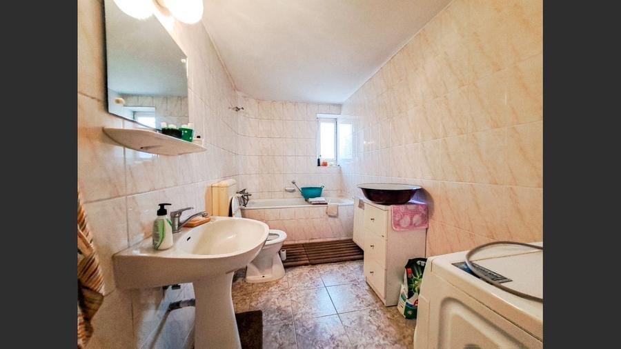 Casă cu 6 camere cu Canalizare în Sub Arini