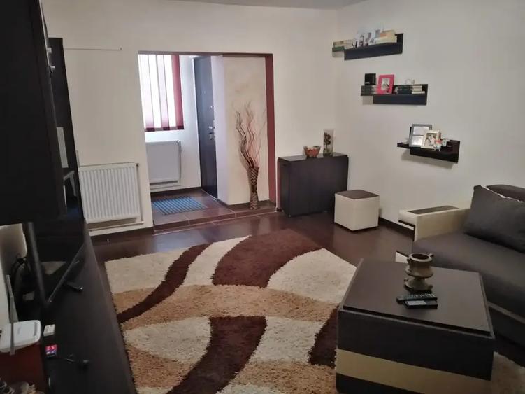 Apartament cu 3 camere semidecomandat în Mogoșoaia