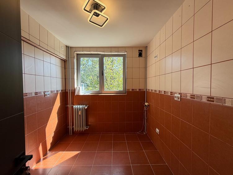 Apartament cu 3 camere semidecomandat în Titan