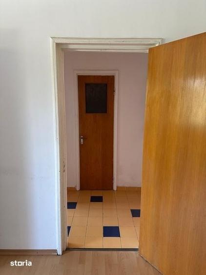 Apartament cu 3 camere semidecomandat în Giurgiului