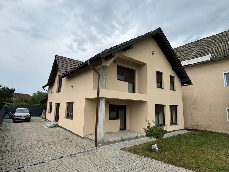 Vand casa ,in zona 14 Mai - 1