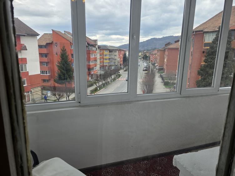Apartament 3 camere ,Petrila str Republicii - 14