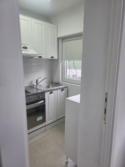 Inchiriez garsoniera parter la curte - 1