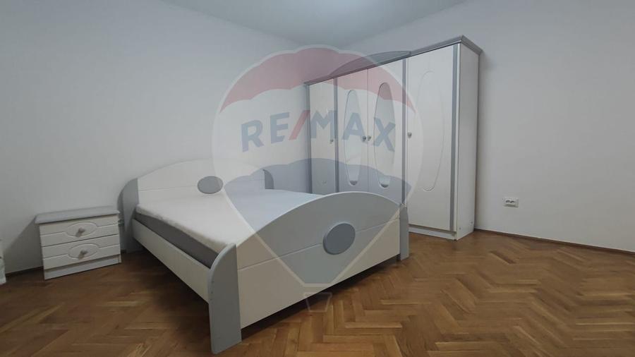 De inchiriat apartament 3 camere spatios  etaj 1 Splaiul Crisanei - 1