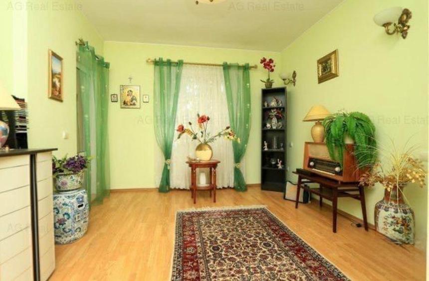 Casă cu 7 camere cu Teren 970 Mp în 1 Decembrie
