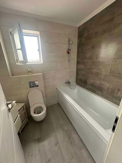 Apartament de vanzare - 3 camere Zona Marul de Aur - 4