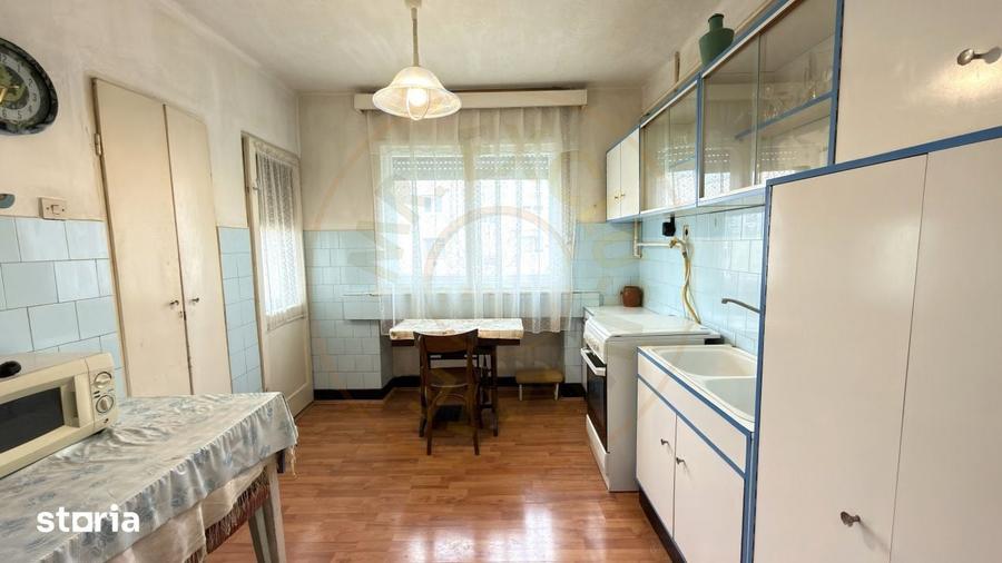 Apartament cu 3 camere semidecomandat, mobilat în Central