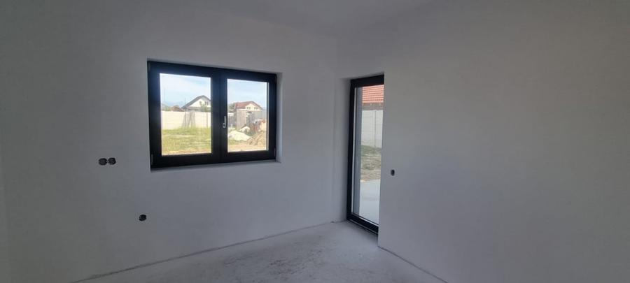 Casă individuală cu 4 camere cu Canalizare în Cristian