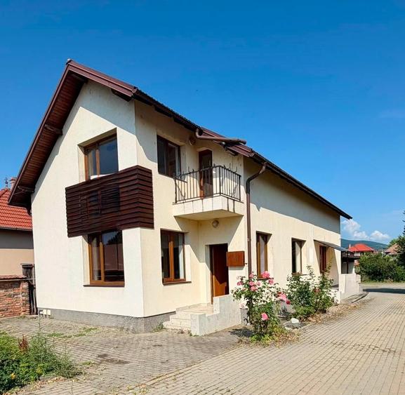 Casă individuală cu 9 camere cu Teren 803 Mp în Cetate