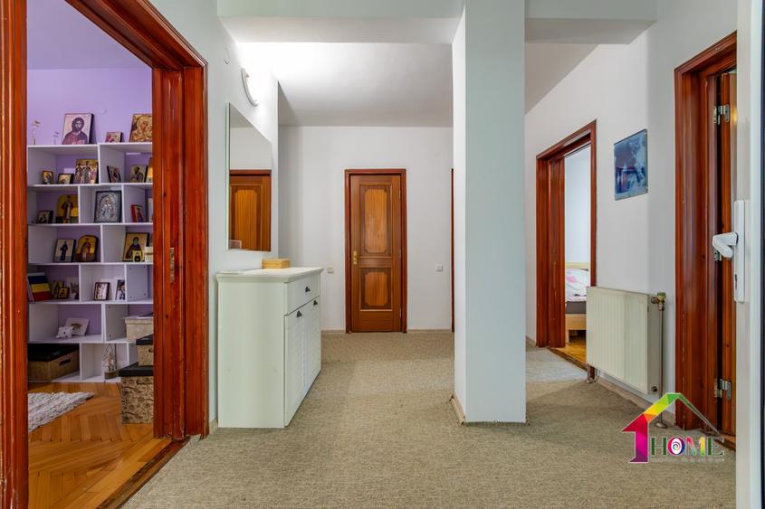 Casă individuală cu 9 camere cu Canalizare în Ultracentral