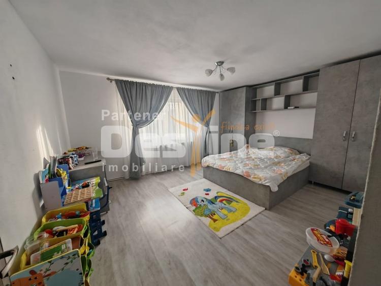 Casă individuală cu 8 camere cu Canalizare în