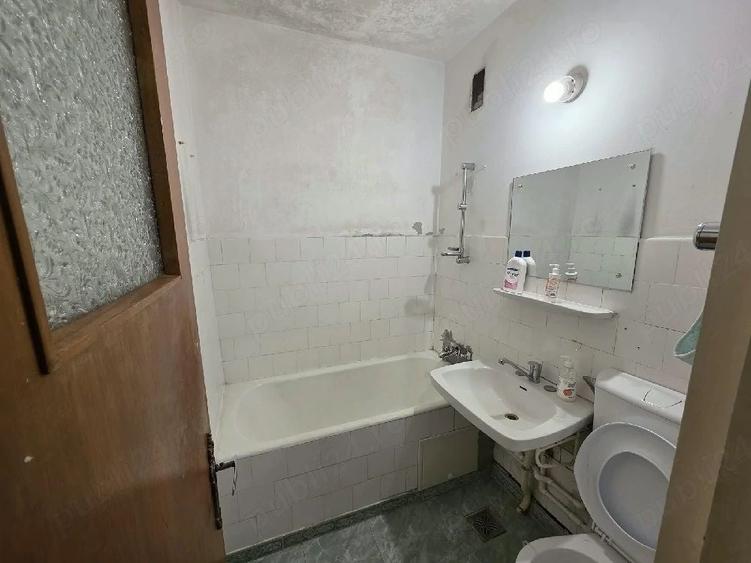 Apartament cu 4 camere semidecomandat în Drumul Taberei