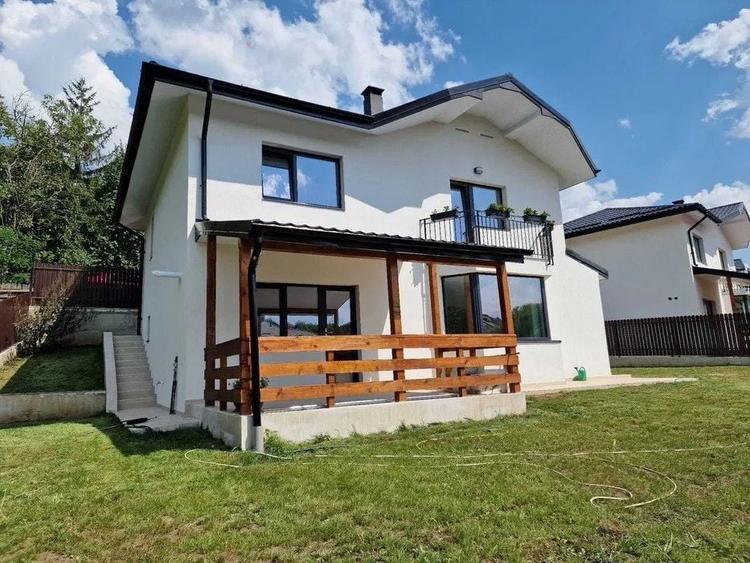 Casă individuală cu 4 camere cu Canalizare în Bârnova