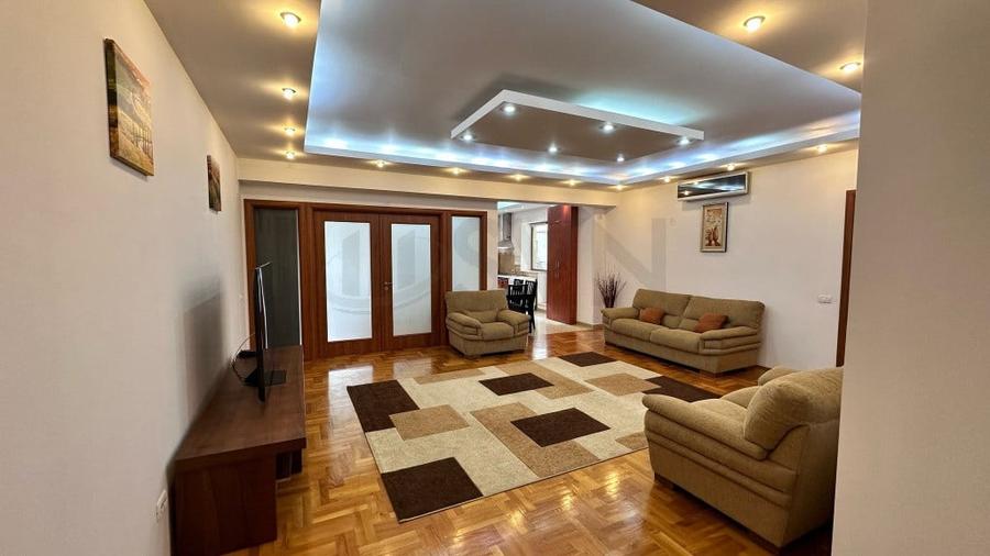 Apartament cu 3 camere semidecomandat în Nordului