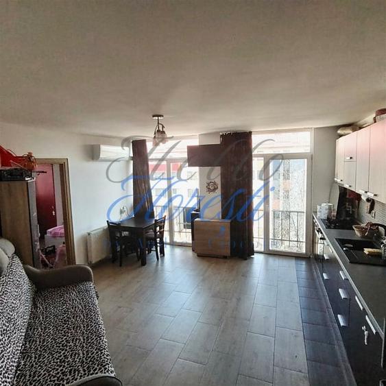 Apartament cu 3 camere semidecomandat în Florești