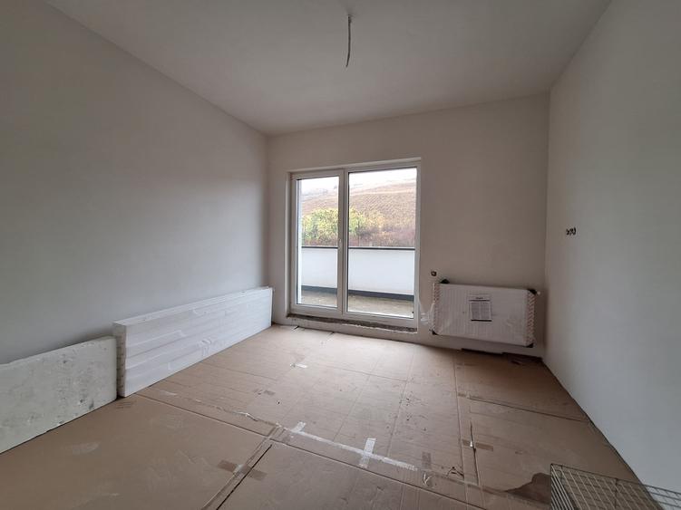 Apartament cu 3 camere semidecomandat în Florești