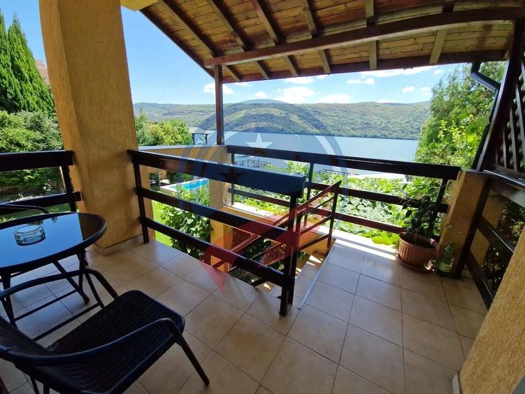 Casă cu 20 camere cu Teren 1632 Mp în Eșelnița
