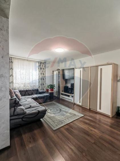 Casă / Vilă cu 4 camere de închiriat - 1