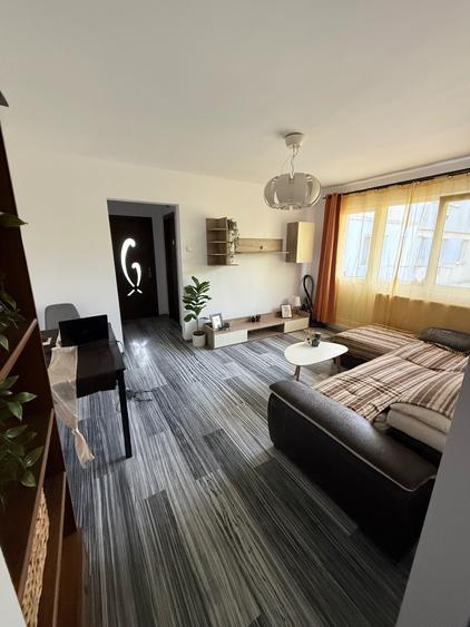 Apartament cu 3 camere semidecomandat în Podu Roș