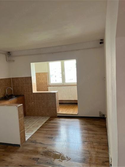Apartament cu 3 camere semidecomandat în Mioriței