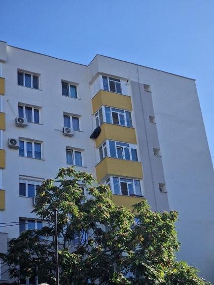 Apartament cu 4 camere semidecomandat, mobilat în Rahova