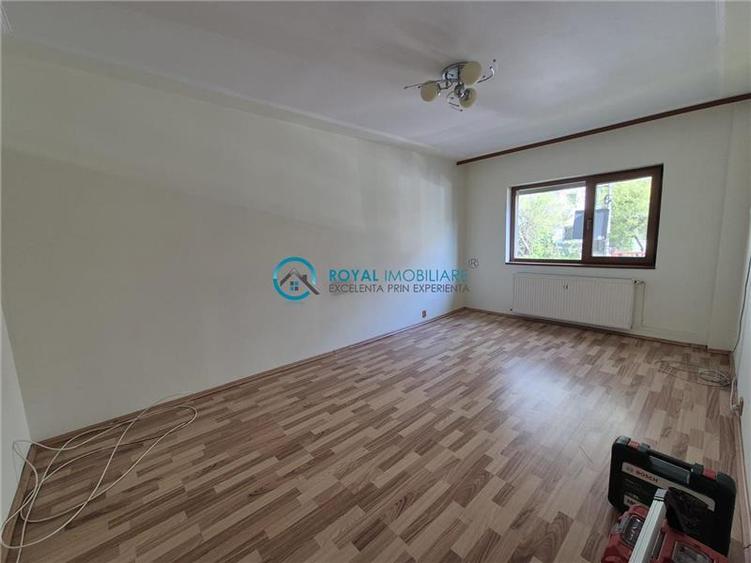 Royal Imobiliare - Vanzare apartament 3 camere zona Malu Rosu - 1