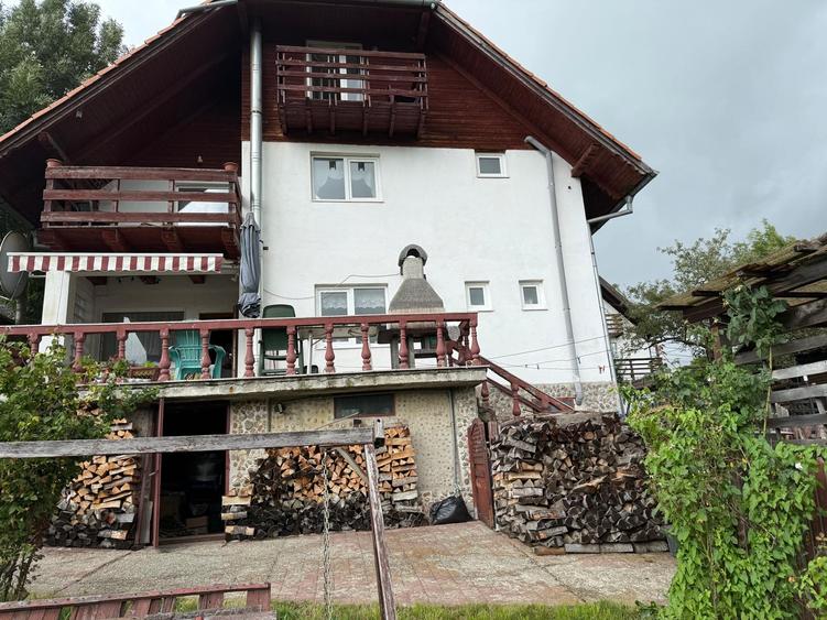 VANZARE CASA TIP PENSIUNE - 1