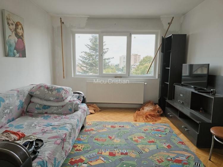 Garsoniera decomandata în bloc de apartamente zona Astra Planete