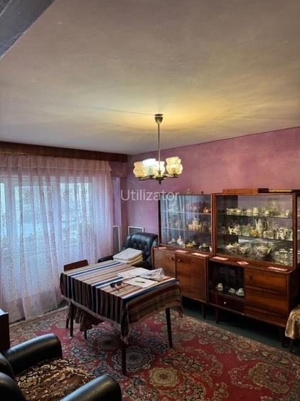 Apartament 3 camere,decomandat,centrala pe gaz,necesita imbunatatiri. Pret neg.