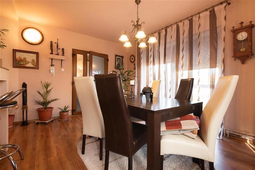 Casa P+M cu 4 camere+living+loc de luat masa in Santion - 9