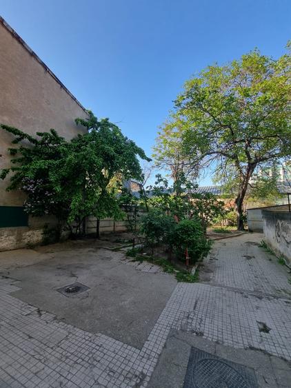 Dacia - 3 Camere - Garaj - Curte - 32