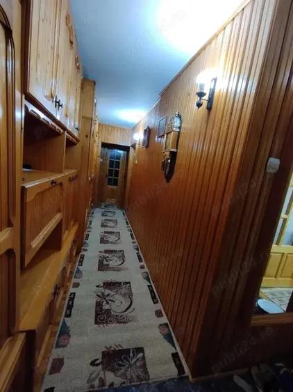 Ofer spre inchiriere apartament cu 3 camere situat in Zona Obcini - 2