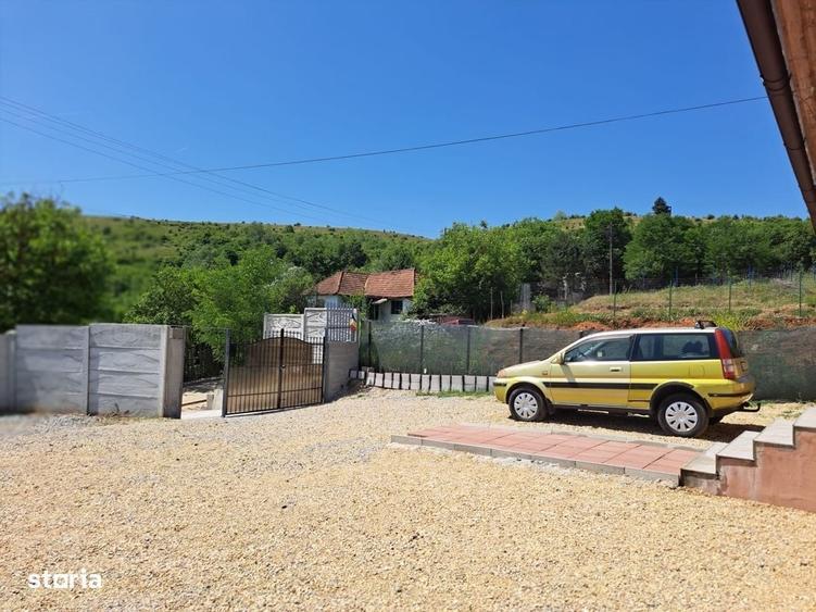 Casă cu 3 camere decomandat în Teliucu Inferior