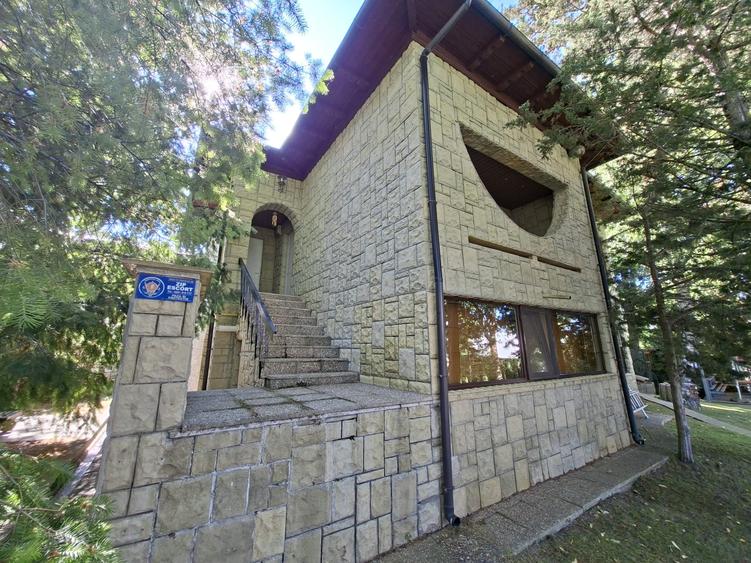Casă individuală cu 9 camere cu Canalizare în Central