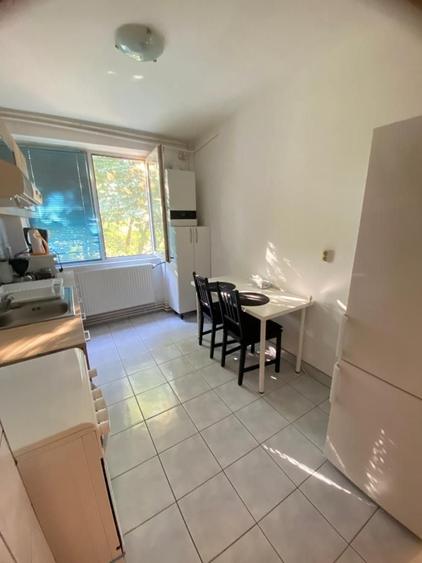Apartament cu 3 camere semidecomandat în Medicină