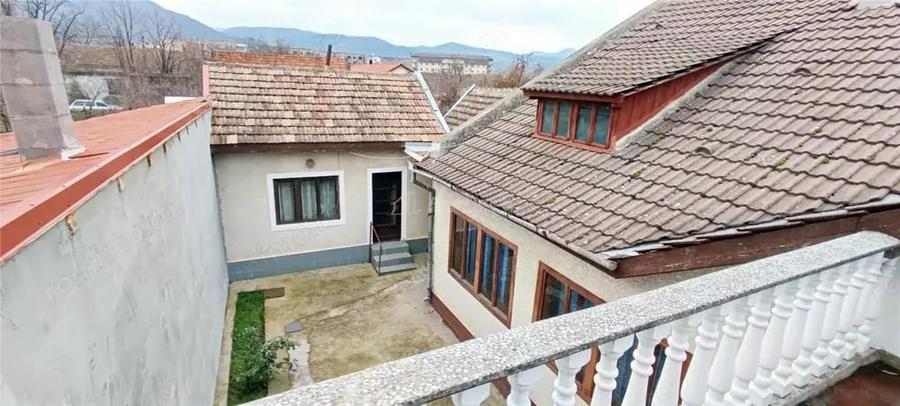 Casă cu 5 camere cu Teren 324 Mp în Berzasca