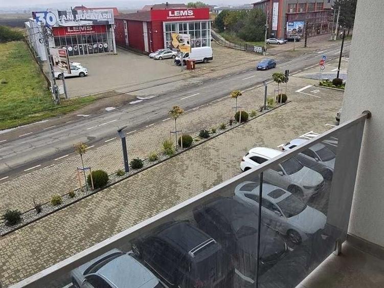 Apartament cu 3 camere semidecomandat în Exterior Est
