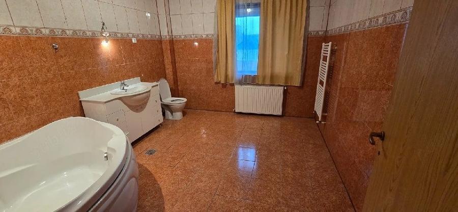 Casă cu 10 camere cu Teren 350 Mp în Exterior Vest