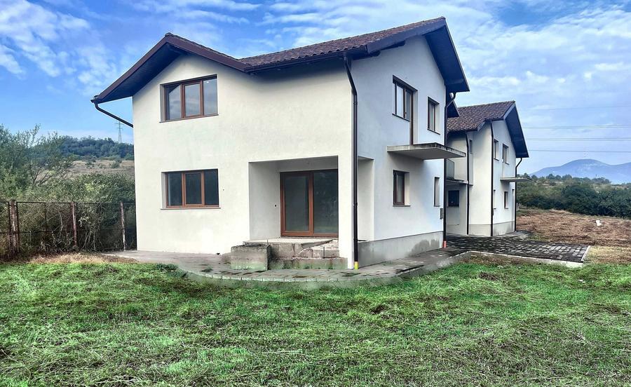 Casă cu 4 camere în Sântuhalm