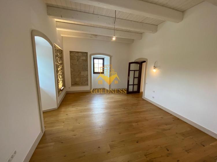 Casă individuală cu 10 camere cu Canalizare în Gruia