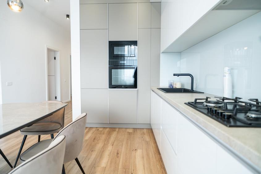 Apartament cu 3 camere semidecomandat, mobilat în P-ța Mihai Viteazul
