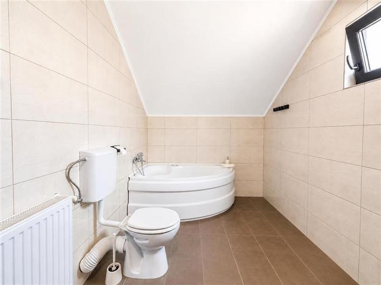 Casă cu 8 camere cu Garaj în Exterior Est