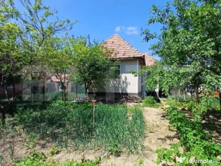 Casa renovabila de vanzare, cu 2 camere, 97 mp, zona Poiana - 2