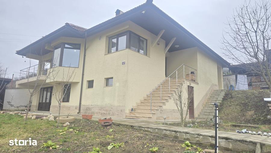 Casă cu 3 camere cu Teren 1020 Mp în Zăvoi